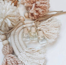 Load image into Gallery viewer, Amber & Wood - Car Diffusers | Car Fresheners: Fresh Linen & Lemon