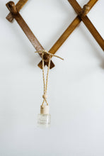 Load image into Gallery viewer, Amber & Wood - Car Diffusers | Car Fresheners: Fresh Linen & Lemon