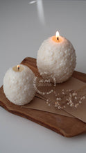 Load image into Gallery viewer, Jeune Home - Easter egg with carved flowers candle |Custom scent &amp; colour: Linen / Unscented
