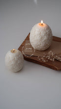 Load image into Gallery viewer, Jeune Home - Easter egg with carved flowers candle |Custom scent &amp; colour: Linen / Unscented
