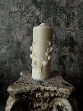 Load image into Gallery viewer, Agaboo Candle - Pillar Candle With Flowers: Clear / Unscented
