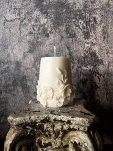 Load image into Gallery viewer, Agaboo Candle - Vase With Flowers Candle: Golden Honey / Unscented
