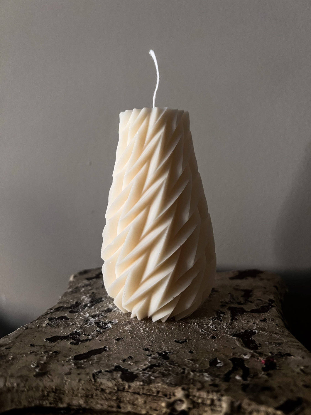 Agaboo Candle - Aesthetic Wave Diamond Candle 4x2in: Cream / Unscented